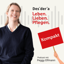Frau in dunklem Pullover lächelt vor hellem Hintergrund. Podcastcover 