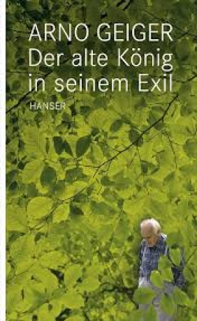Buchcover von „Der alte König in seinem Exil“ von Arno Geiger. Grün gefärbter Blätterhintergrund mit kleiner Figur eines alten Mannes unten rechts – ein einfühlsames literarisches Porträt über Demenz und familiäre Nähe.