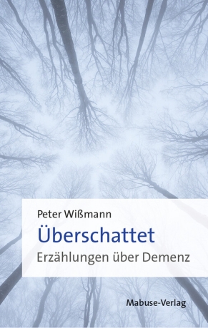 Überschattet Buchcover Bäume im Nebel
