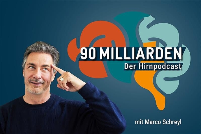 Podcastcover Moderator vor blauem Hintergrund fasst sich nach einer Erkenntnis an den Kop.
