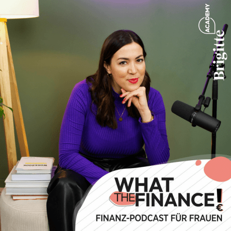 Podcast Host Peggy Elfmann vor dem Mikrofon