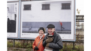 Mann und Frau vor einem Plakat der Plakataktion der unvergesslichen Ausstellung Demenz neu sehen