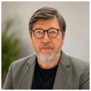 Mann mit Brille schaut in die Kamera