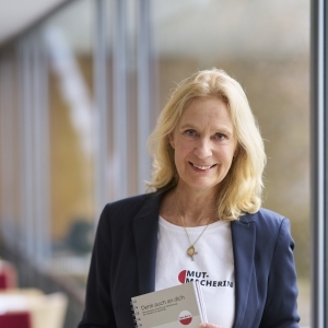 Désirée von Bohlen und Halbach mit einem Buch in der Hand Leitfaden für pflegende Angehörige