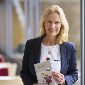 Désirée von Bohlen und Halbach mit einem Buch in der Hand Leitfaden für pflegende Angehörige