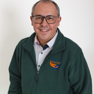 Portrait von Pflegeberater Markus Oppel, lächelnd mit Brille und dunkelgrüner Jacke
