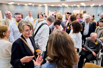 Menschen im Gespräch beim Demenz Meet München