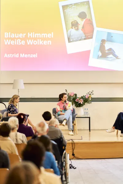 Filmemacherin auf der Bühne beim Demenz Meet München