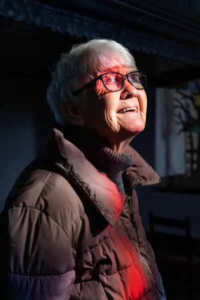 Portrait einer älteren Frau im Sonnenlicht – Symbol für Würde, Hoffnung und Lebensqualität mit Demenz