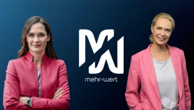 Zwei Frauen in rosa auf blauem Hintergrund