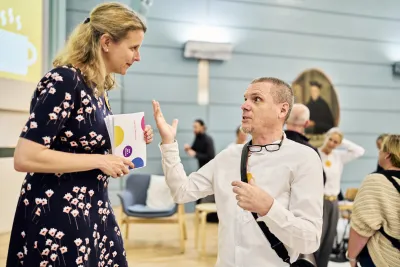 Ein Mann und eine Frau im Gespräch beim Demenz Meet München