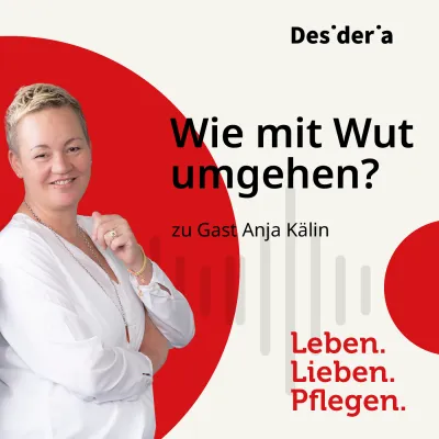 Lächelnde Frau vor rotem Hintergrund auf Podcastcover