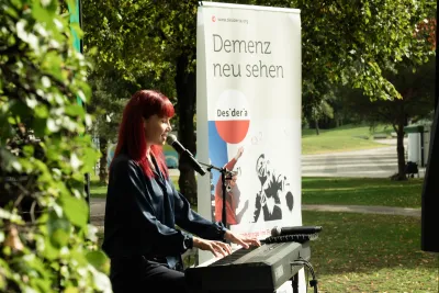 Sarah Straub singt auf der Bühne im Olympiapark