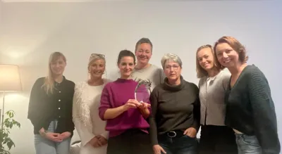 Das komplette Team von Desideria posiert mit dem Anti-Stigma-Award der Alzheimer Europe