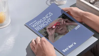 Wirkungsbericht wird in den Händen gehalten zum Lesen