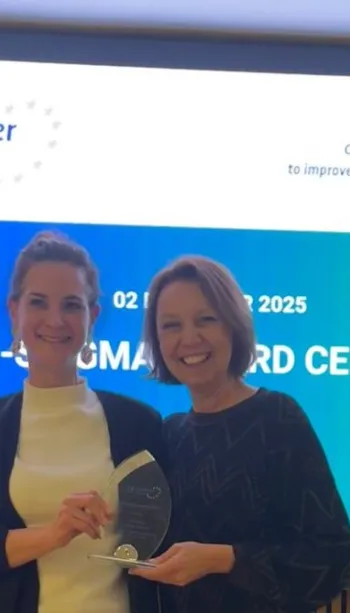 Isabelle Henn und Nelli Hennig von Desideria mit Anti-Stigma Award bei Preisverleihung in Brüssel