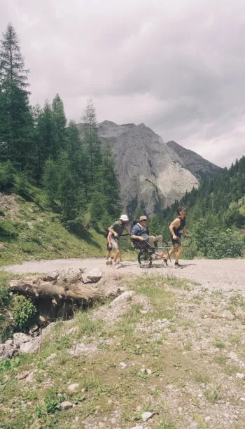 Die Extremsportler Fritz und Max Sitte schieben bzw. ziehen ihren Vater im speziellen Off-Road-Rollstuhl 