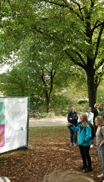 Besucher der Ausstellung "Demenz neu sehen" im Olympiapark am Weltalzheimertag