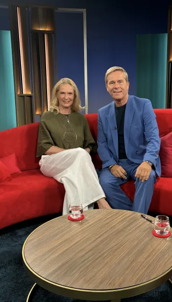 Desideria-Gründerin Désirée von Bohlen und Halbach und Moderator Hinnerk Baumgarten im TV-Studio
