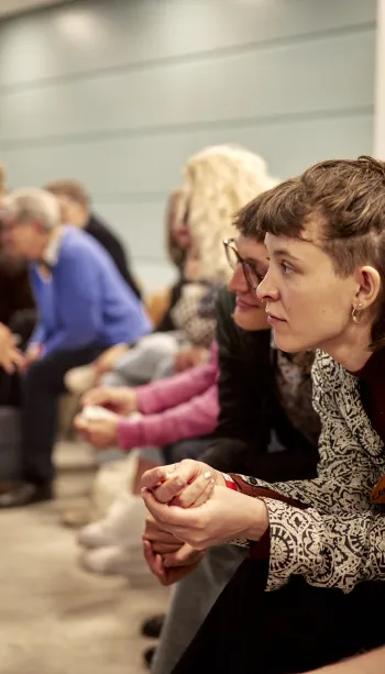 Menschen im intensiven Austausch Miteinander neue Wege finden