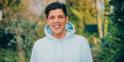 Ein Mann lächelt in die Kamera, Autor Jim Ayag