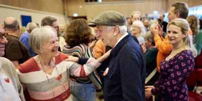Menschen im Gespräch beim Demenz Meet München