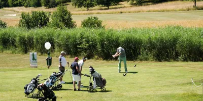 Teilnehmende des Desideria Charity-Golfturniers 2025 beim Abschlag auf dem sonnigen Grün des Heitlinger Golf Resorts – sportliches Engagement bei sommerlichen Temperaturen zugunsten pflegender Angehöriger.