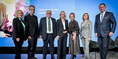 Personen stehen auf einer Bühne