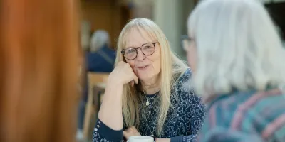   Frauen im Gespräch miteinander im Austausch über Demenz