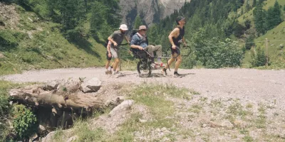 Die Extremsportler Fritz und Max Sitte schieben bzw. ziehen ihren Vater im speziellen Off-Road-Rollstuhl 