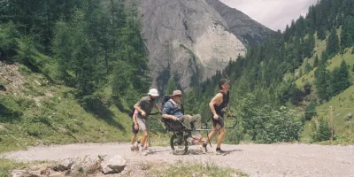 Die Extremsportler Fritz und Max Sitte schieben bzw. ziehen ihren Vater im speziellen Off-Road-Rollstuhl 