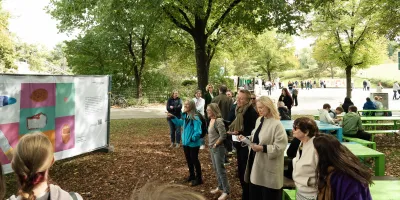 Besucher der Ausstellung "Demenz neu sehen" im Olympiapark am Weltalzheimertag