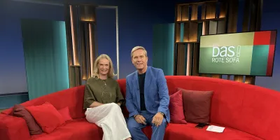 Desideria-Gründerin Désirée von Bohlen und Halbach und Moderator Hinnerk Baumgarten im TV-Studio