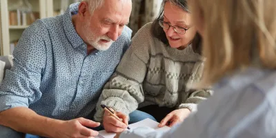 Älteres Paar füllt zusammen Dokumente aus