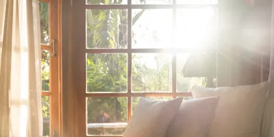 Schöner sonniger Platz am Fenster, mit Blick in den Garten