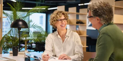 Kollegen im Gespräch zum Thema Vereinbarkeit im Büro