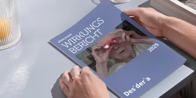 Wirkungsbericht wird in den Händen gehalten zum Lesen