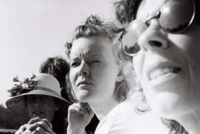 Drei Frauen aus drei Generationen schauen auf in die Ferne.