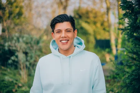 Ein Mann lächelt in die Kamera, Autor Jim Ayag