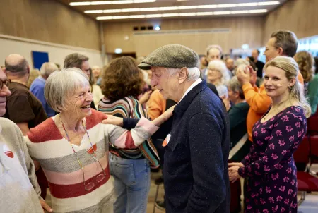 Menschen im Gespräch beim Demenz Meet München