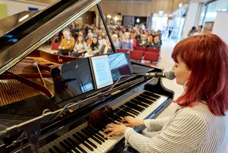 Dr. Sarah Straub singt am Klavier beim Demenz Meet München