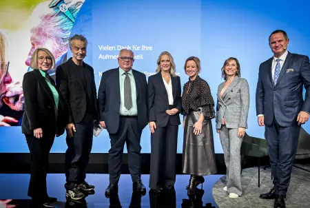 Personen stehen auf einer Bühne