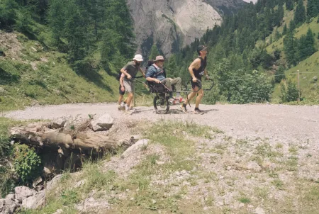 Die Extremsportler Fritz und Max Sitte schieben bzw. ziehen ihren Vater im speziellen Off-Road-Rollstuhl 