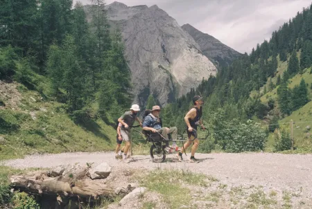 Die Extremsportler Fritz und Max Sitte schieben bzw. ziehen ihren Vater im speziellen Off-Road-Rollstuhl 