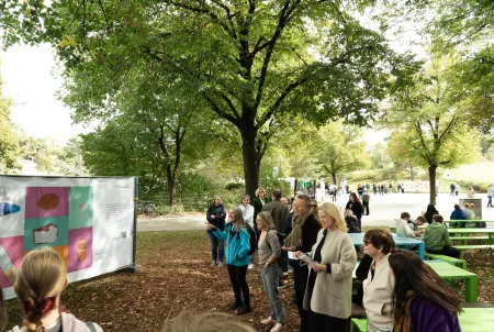 Besucher der Ausstellung "Demenz neu sehen" im Olympiapark am Weltalzheimertag