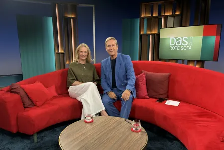 Desideria-Gründerin Désirée von Bohlen und Halbach und Moderator Hinnerk Baumgarten im TV-Studio