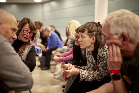 Menschen im intensiven Austausch Miteinander neue Wege finden
