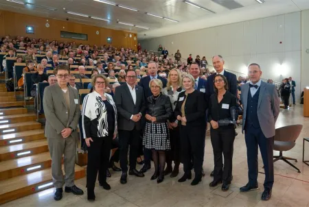 Desideria-Gründerin Désirée v. Bohlen und Halbach mit anderen Teilnehmern des Neujahrsempfangs Universitätsmedizin Essen