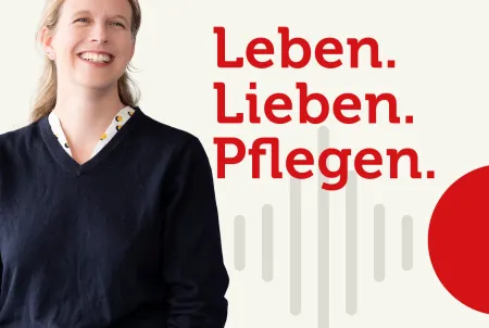 Frau lächelt auf Podcastcover von Podcast zum Thema Demenz