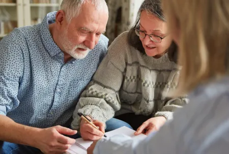 Älteres Paar füllt zusammen Dokumente aus